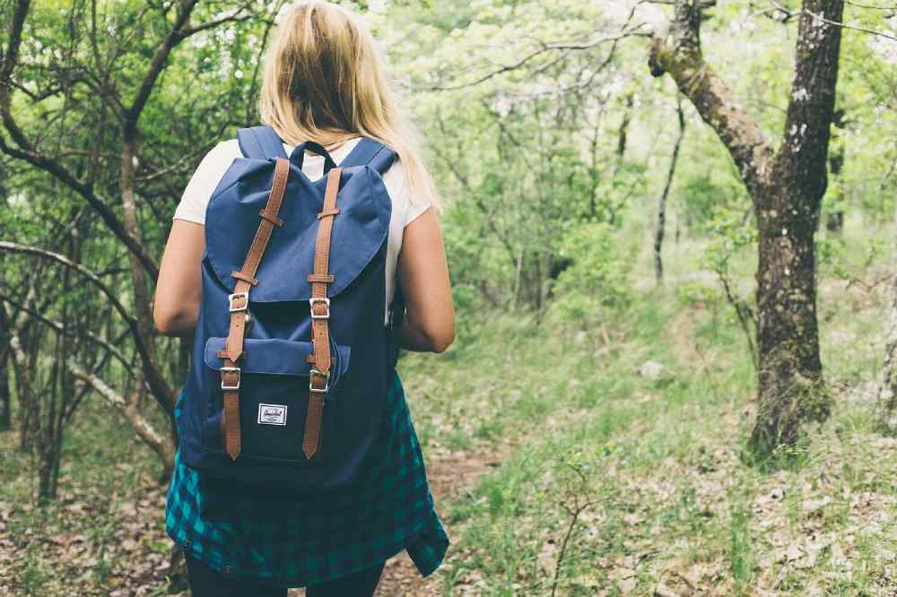 randonneuse sac à dos pexels de pixabay